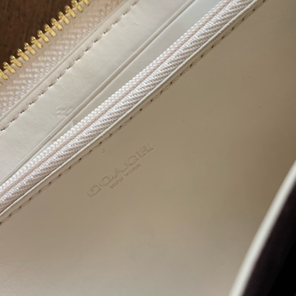 Coach Zipper Wallet. - Picture 7 of 8